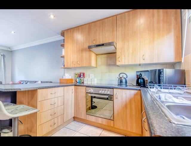 2 BEDROOM TOWNHOUSE FOR SALE IN HONEYDEW MANOR